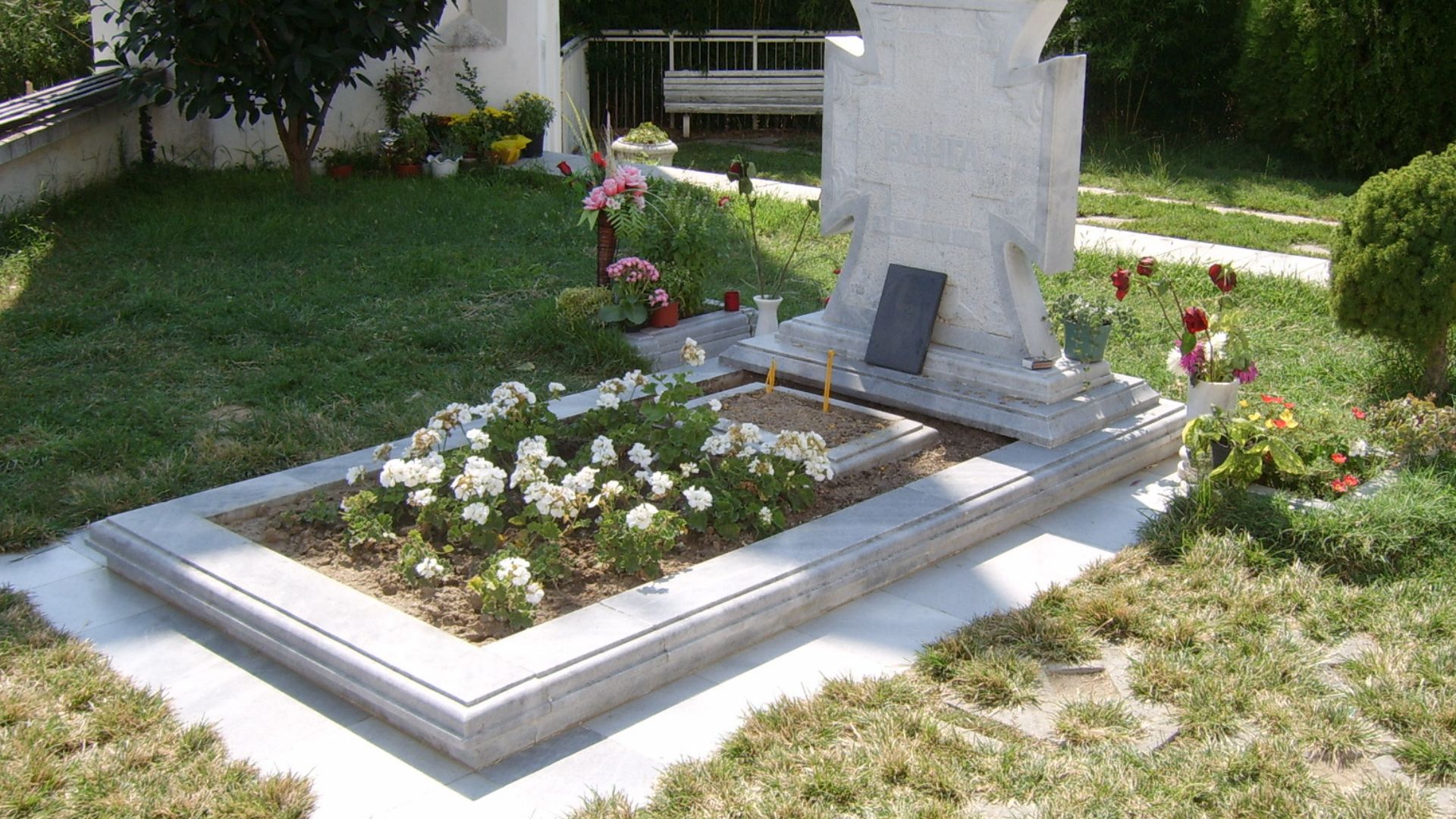 File:Vanga's-Grave-Rupite.JPG