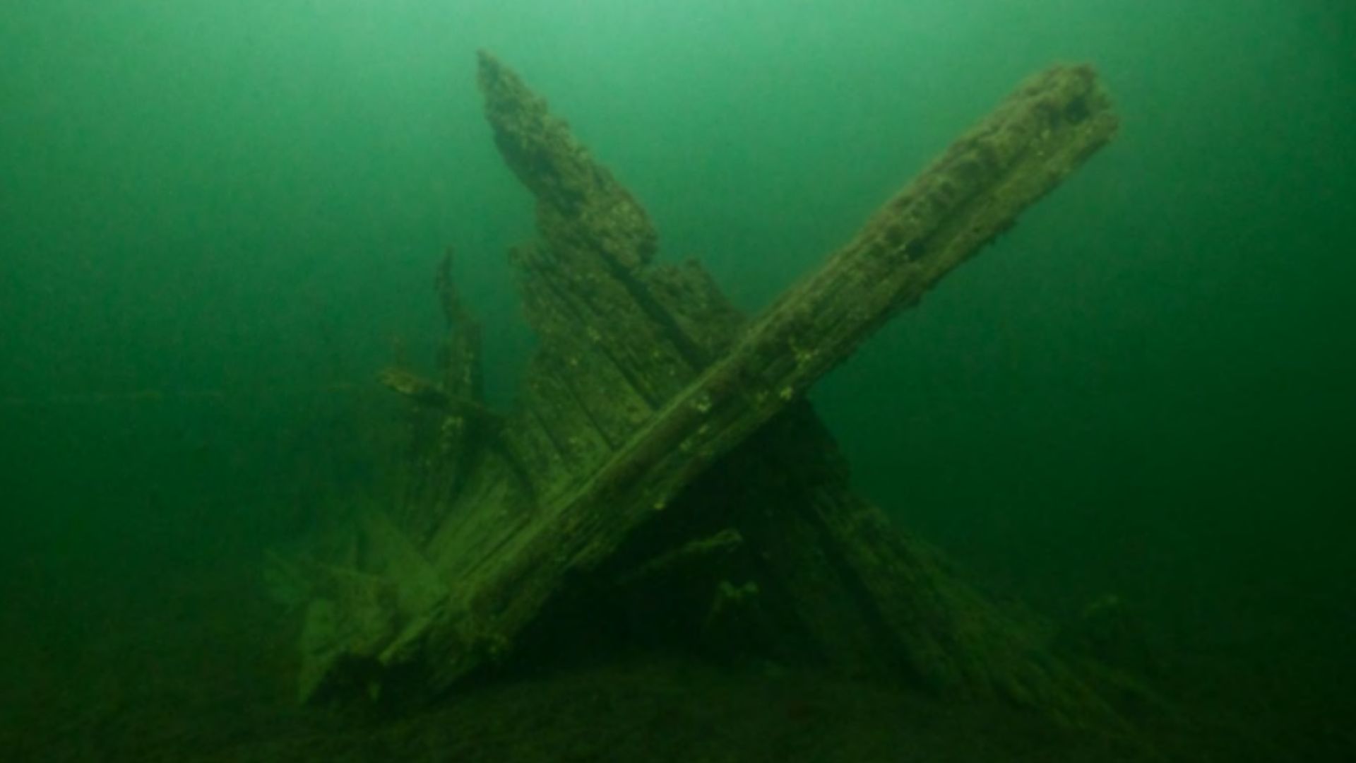 File:Wreck of the ship of the line Wasa showing the stern leaning to starboard.png