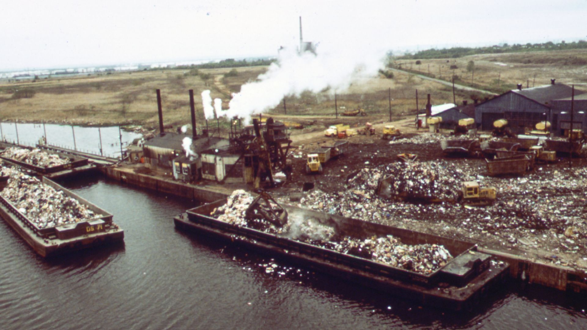 File:GARBAGE SCOWS BRING SOLID WASTE, FOR USE AS LANDFILL, TO FRESH KILLS ON STATEN ISLAND, JUST EAST OF CARTERET, NJ - NARA - 548315.jpg
