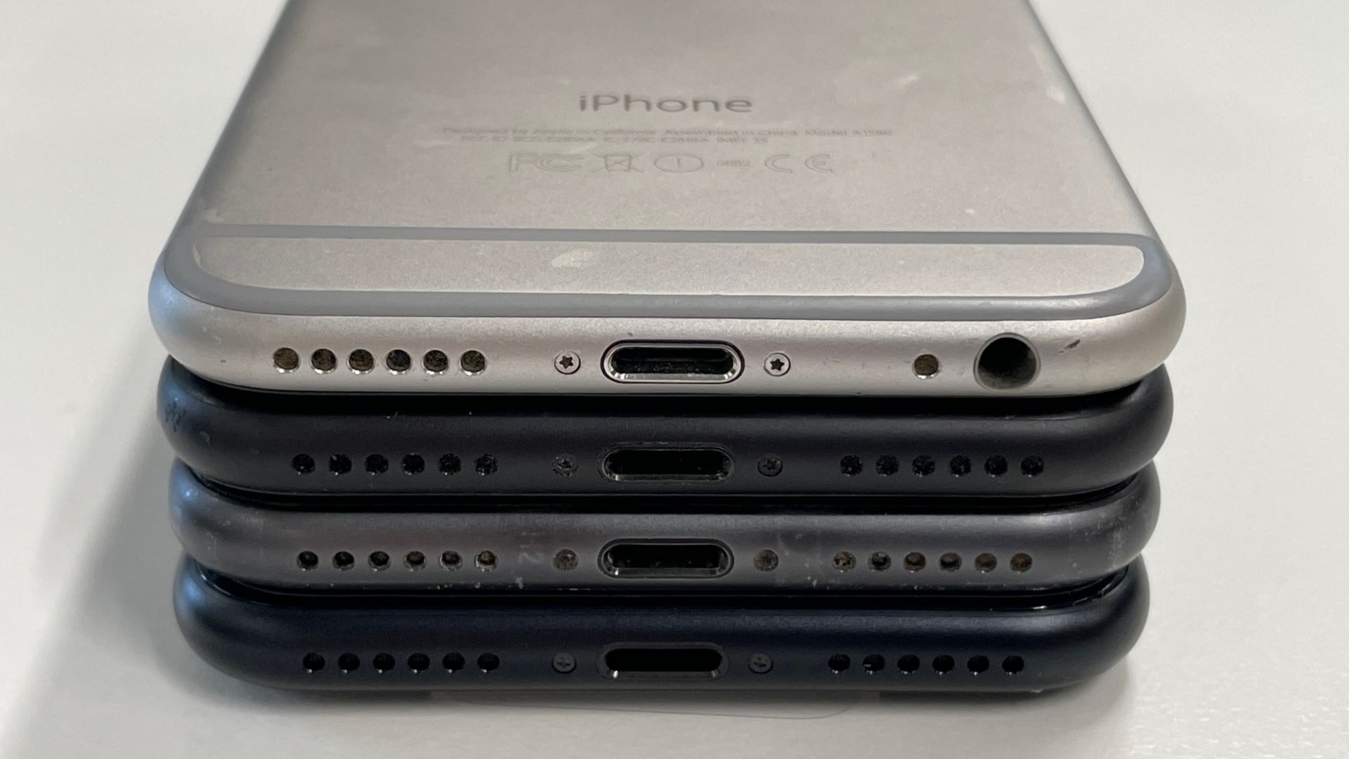 File:IPhones 6, 7, 8, SE2 black - bottom view.jpg