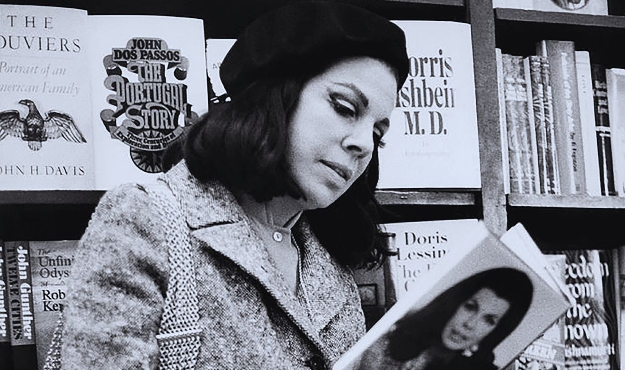 Gettyimages  - 657861903, Jacqueline Susann At Bookstore 
