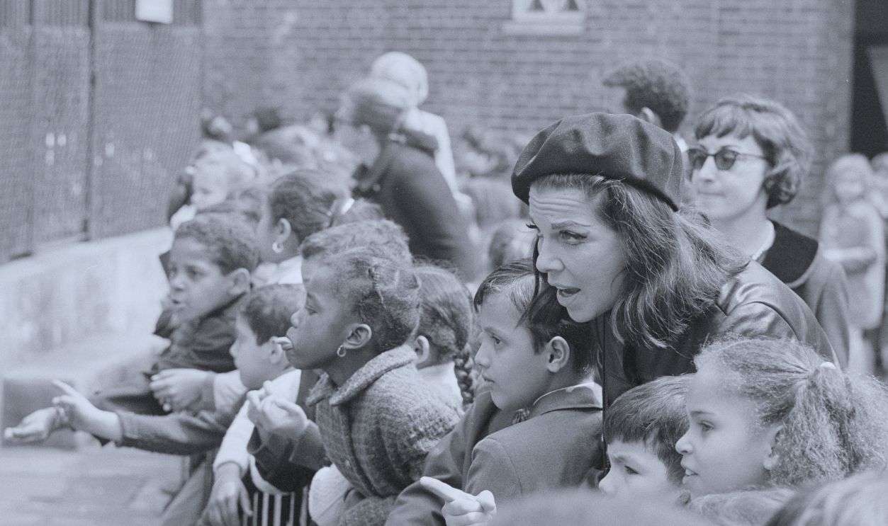 Gettyimages  - 517776104, Jacqueline Susann with a Group of Children 