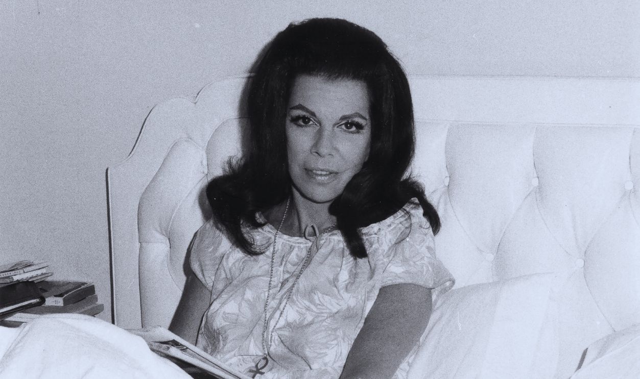 Gettyimages  - 660267195, Author Jacqueline Susann Jacqueline Susann in bed with her poodle Josephine at the Hotel Navarro on Central Park South, New York City, New York, May 11, 1969. 