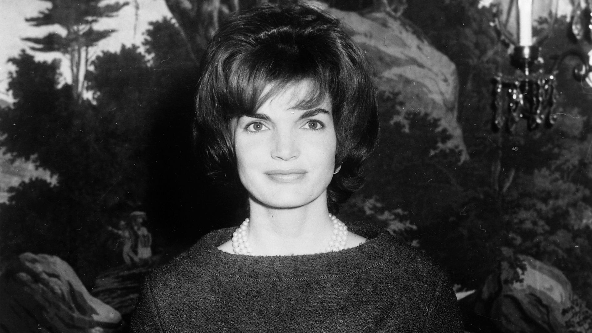 File:Jacqueline Kennedy in Diplomatic Reception Room, 1961.png