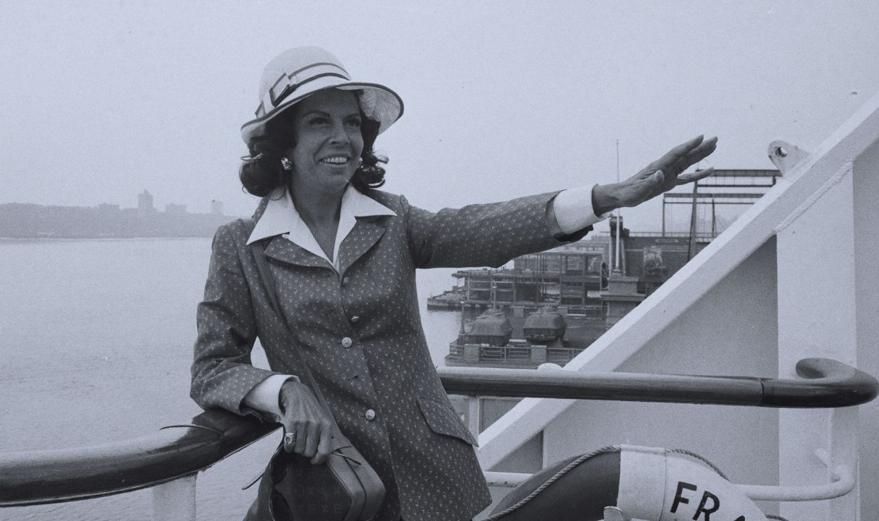 Gettyimages  - 517265010, Jacqueline Susann Waving 