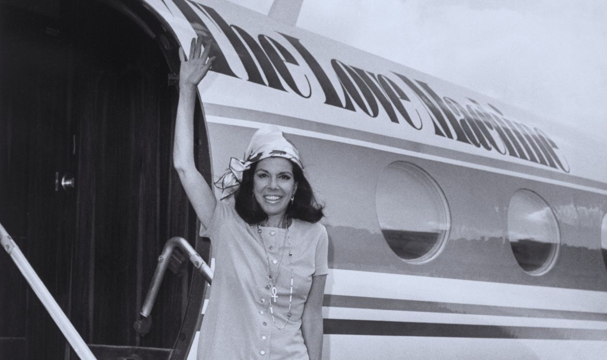 Gettyimages  - 515401630, Jacqueline Susann Waving Playwright and author Jacqueline Susann waves to the cameraman before boarding the airplane The Love Machine.