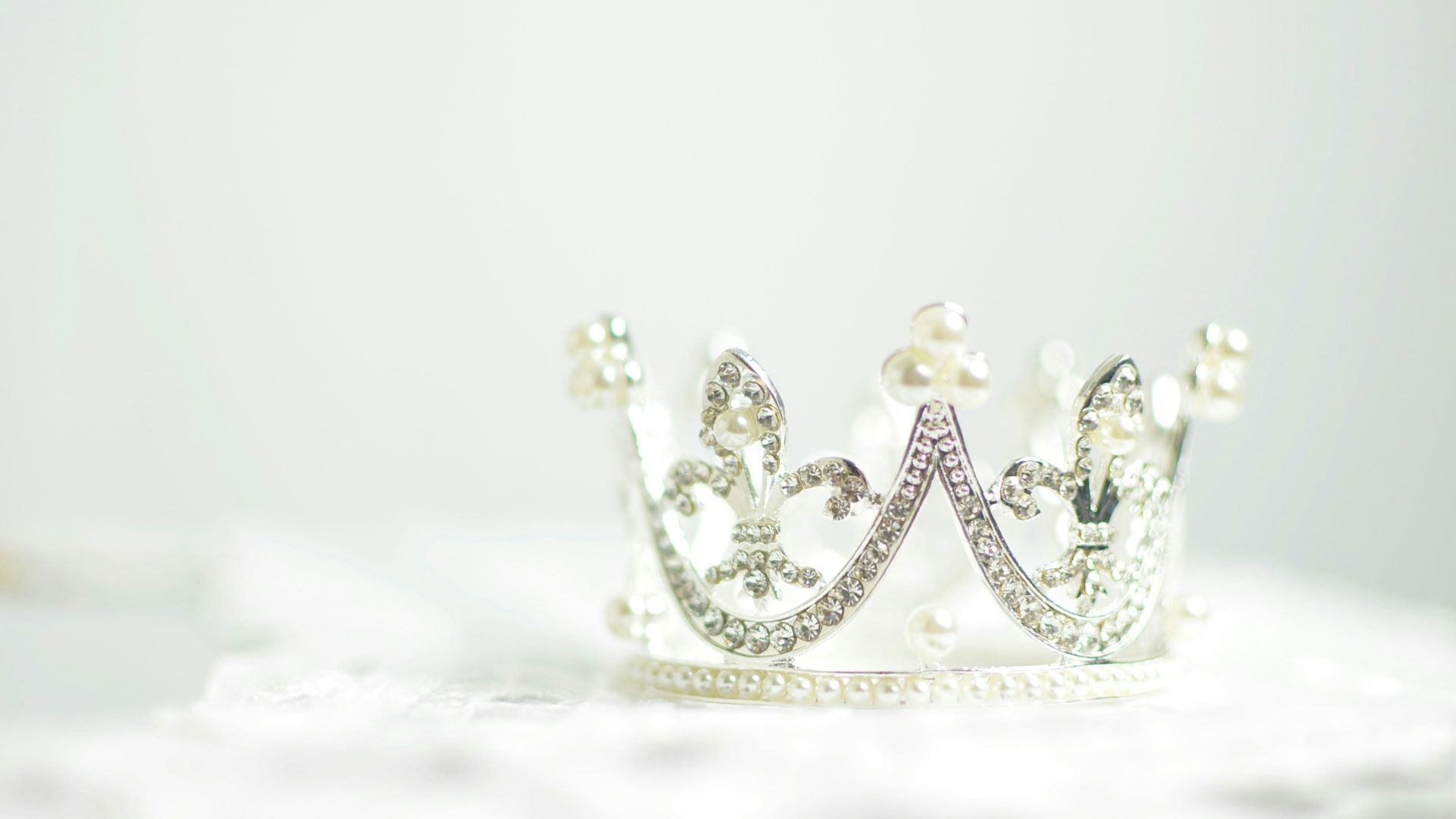 shallow photography of silver-colored crown
