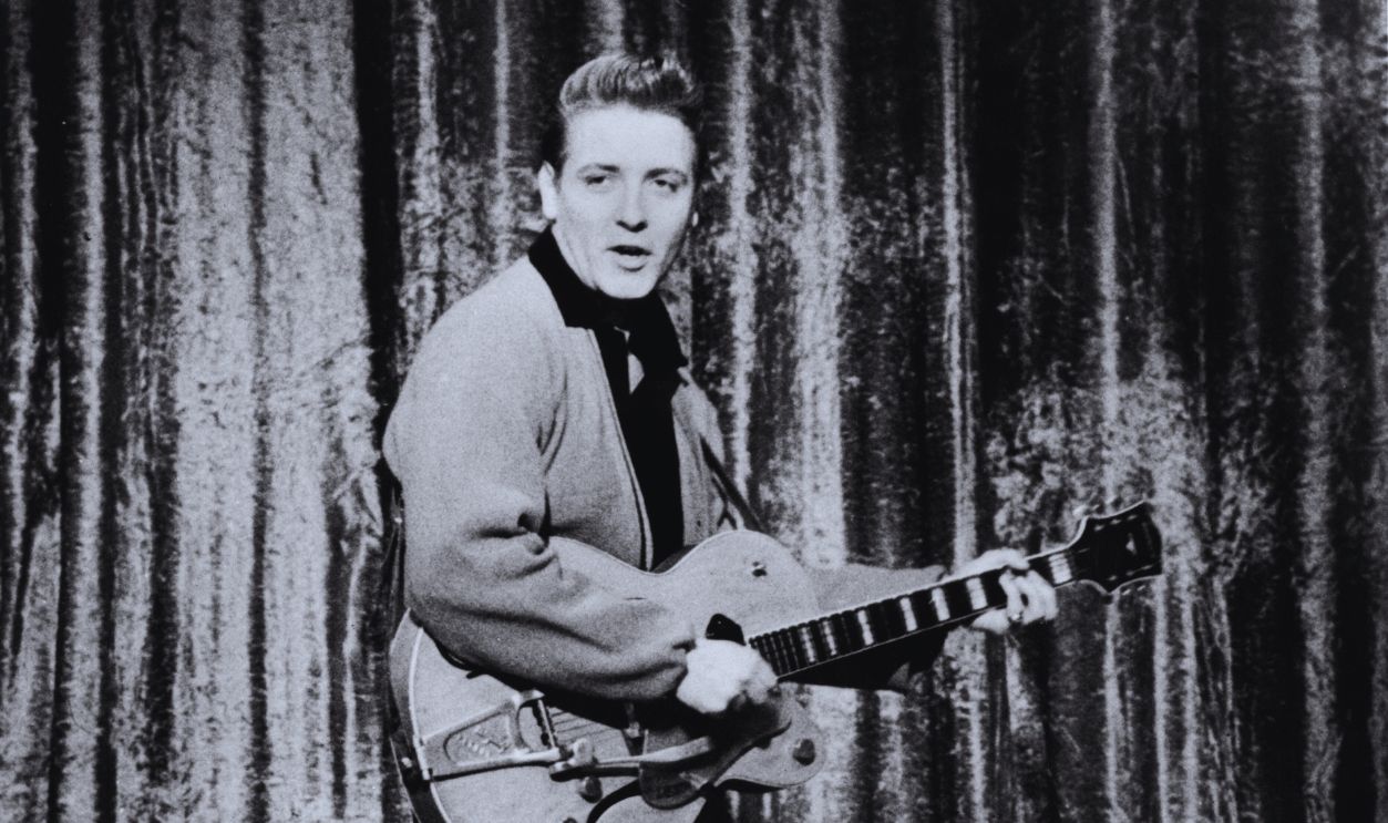 Gettyimages  - 102629250, Eddie Cochran American rockabilly singer Eddie Cochran (1938 - 1960) playing a Gretsch guitar, circa 1956. 
