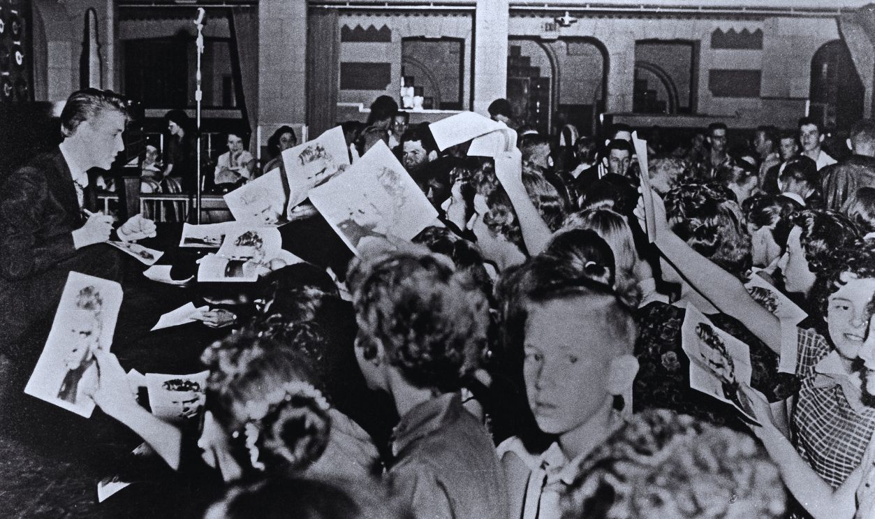 Gettyimages  - 74178756, Eddie Cochran Meets His Fans 