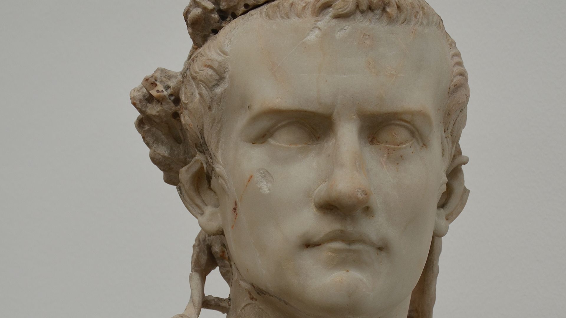 File:Cuirassed bust of Caligula, found in Rome, AD 37-41, Ny Carlsberg Glyptotek, Copenhagen (13192017765).jpg