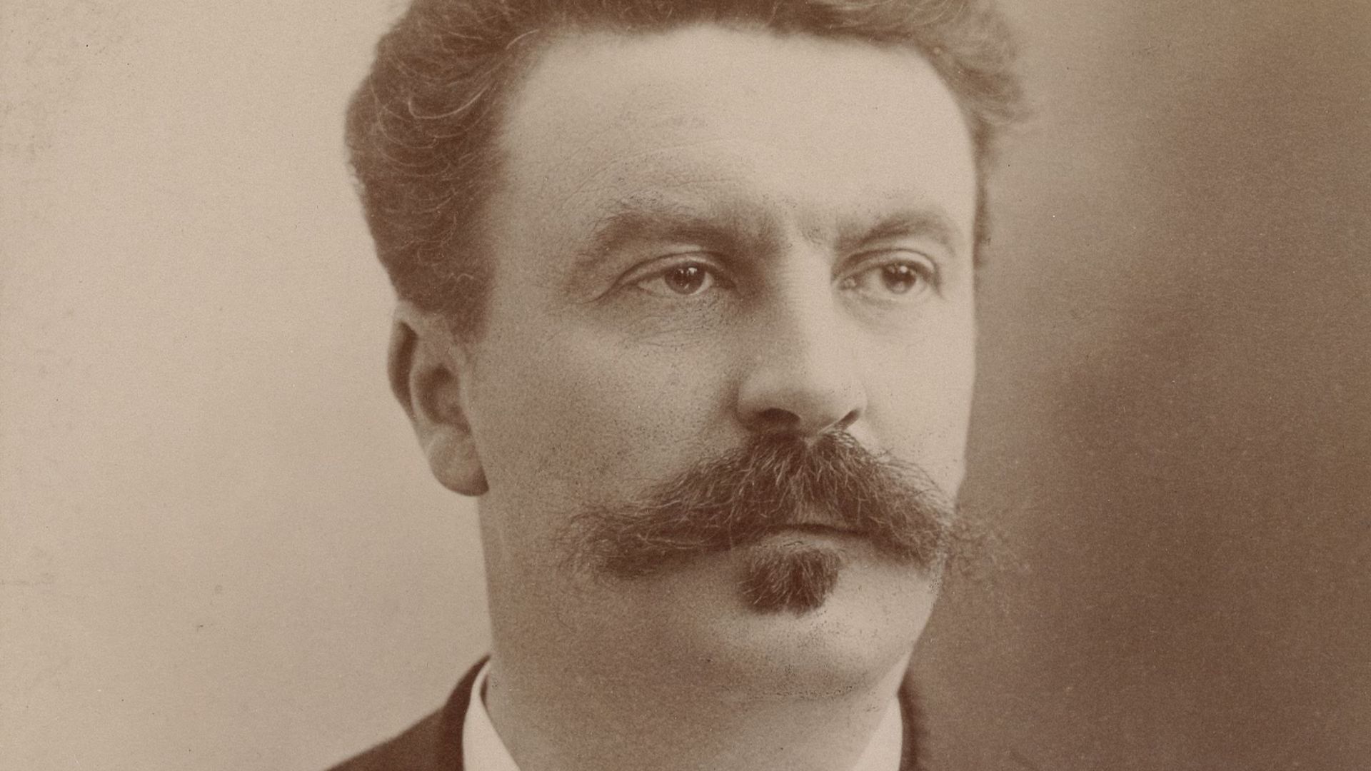 File:Maupassant par Nadar.jpg