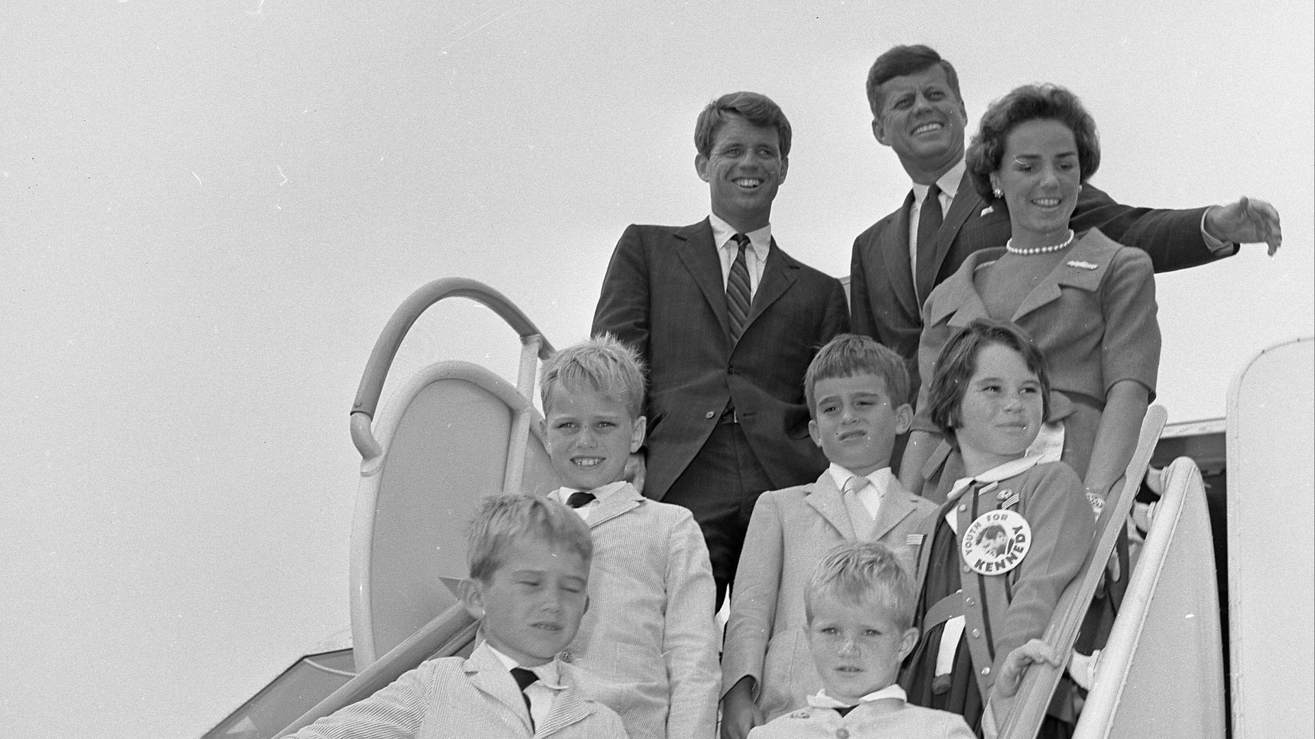 File:JFK, RFK, Eunice Shriver, and various Kennedy children, 1960.jpg