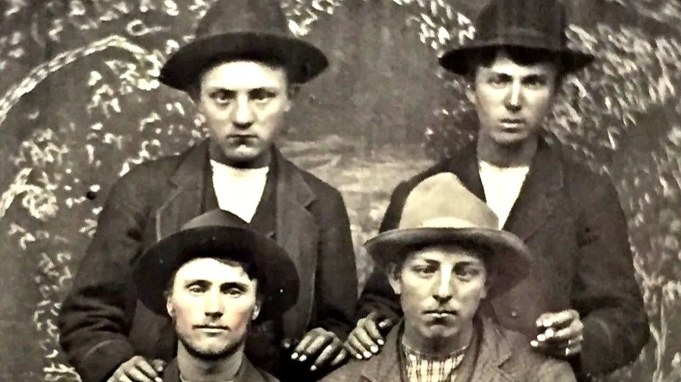 Emmett Dalton and Jesse James standing