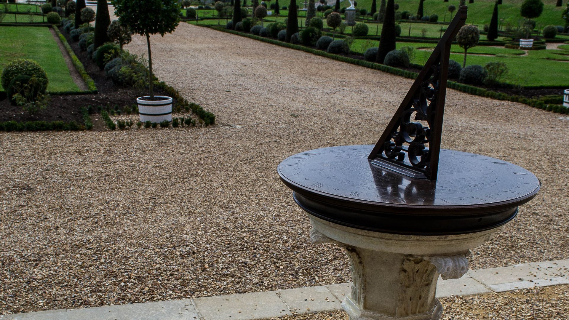 File:Sundial Privy Garden.jpg