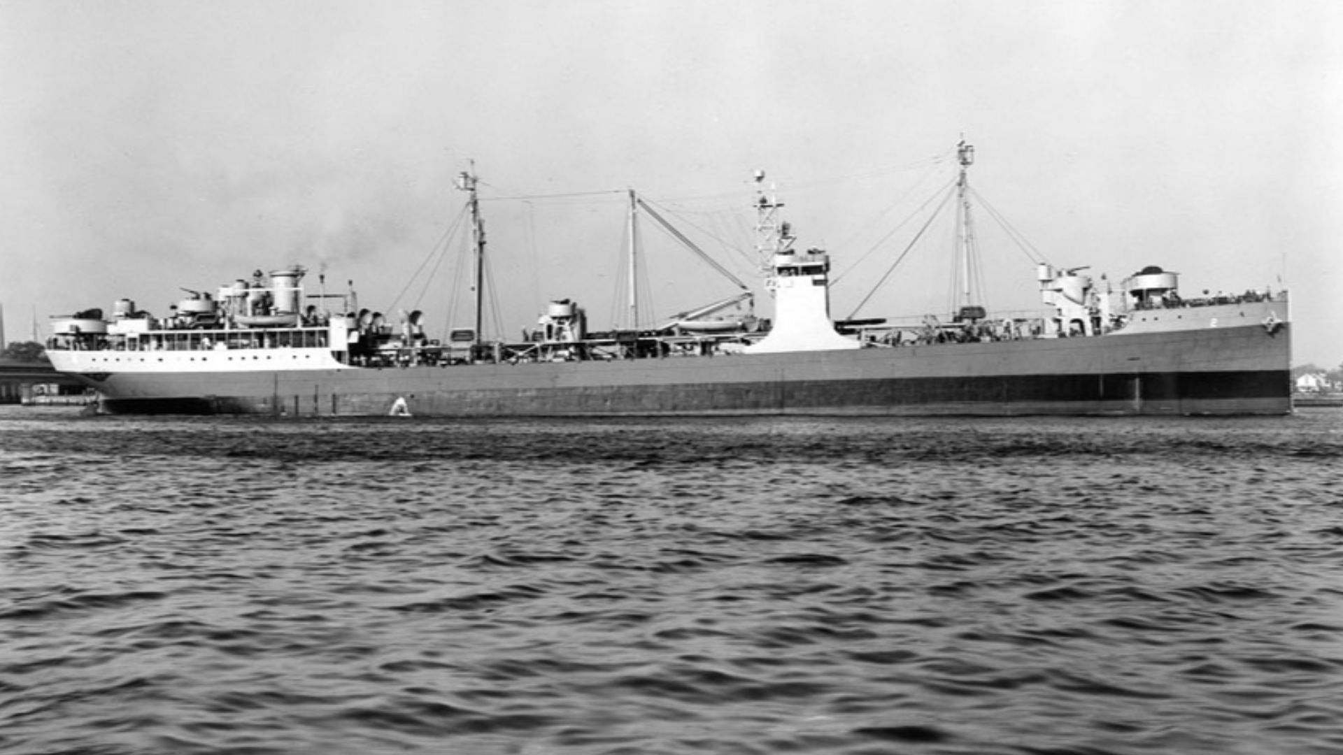 File:USS Maumee (AO-2) off the Norfolk Naval Shipyard on 31 March 1945 (19-N-97150).jpg