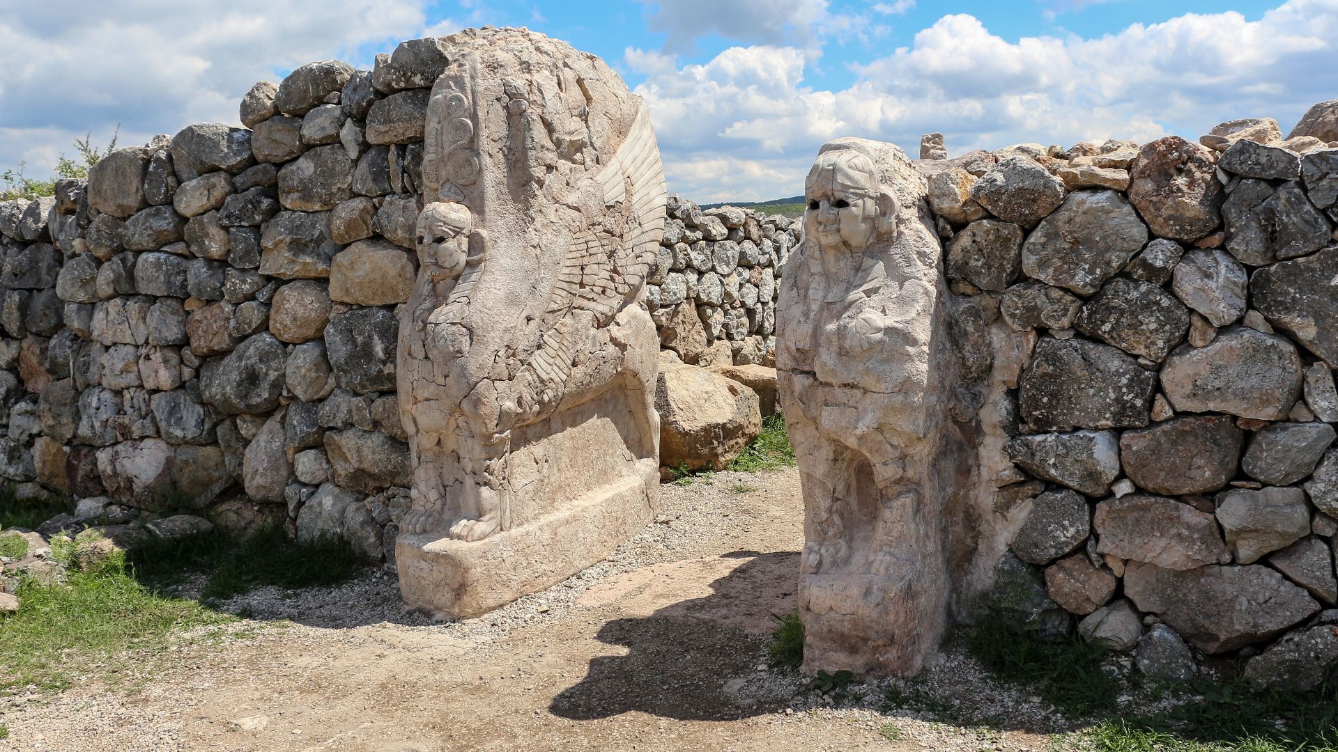File:Sphinx Gate, Hattusa 01.jpg