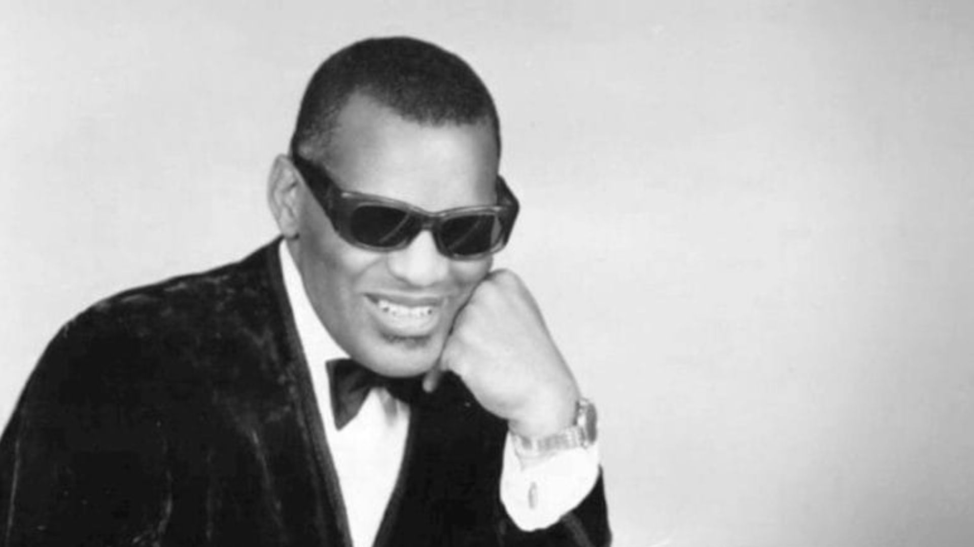 File:Ray Charles classic piano pose.jpg