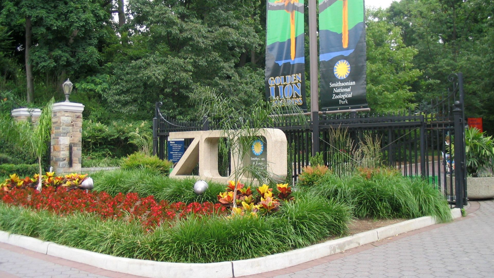 File:Washington Zoo entrance.jpg