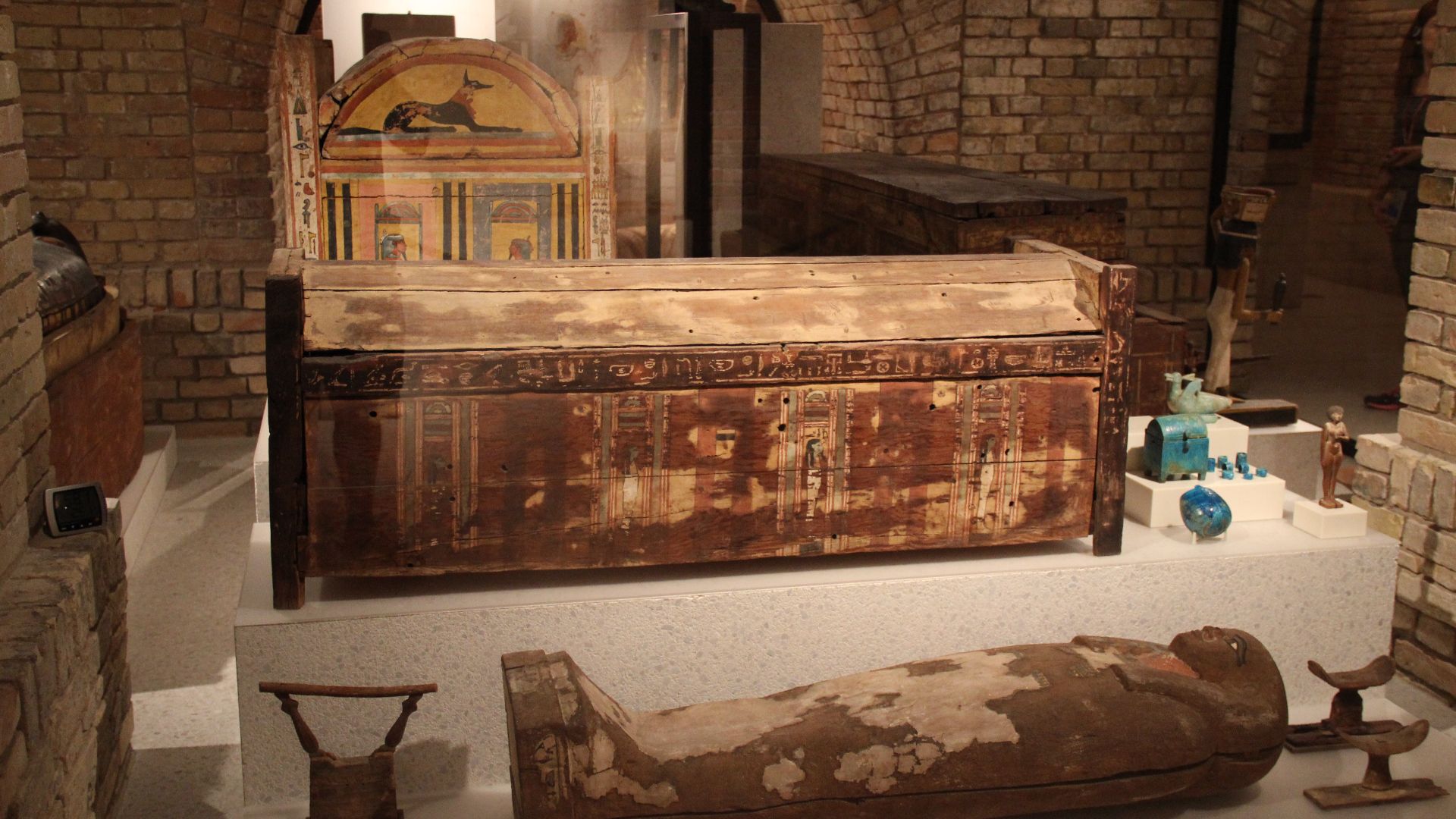 File:Ancient Egypt Burial Chamber (28132908333).jpg