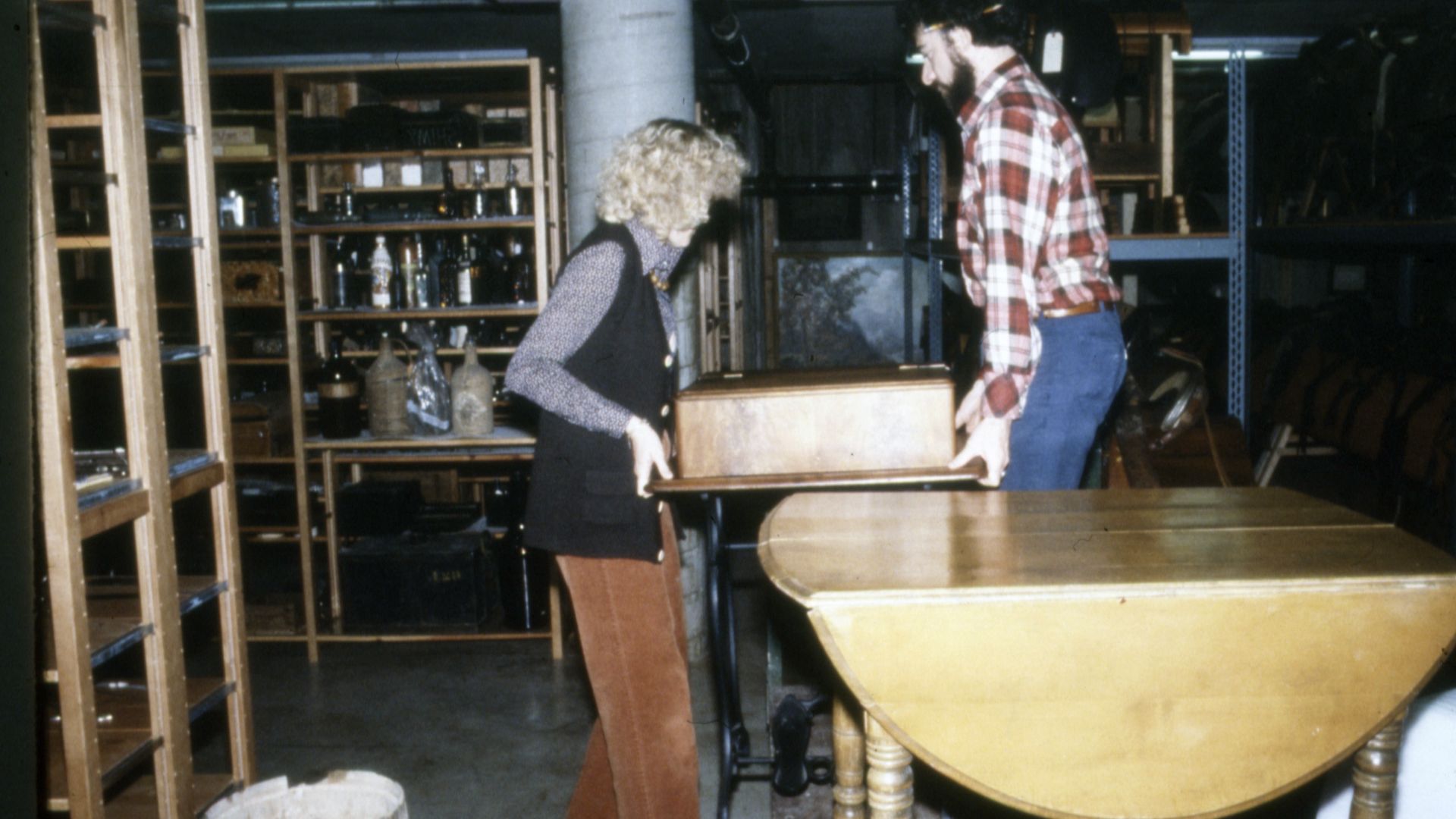 File:Bob Herskovitz and Marcia Anderson, Arizona Historical Society moving object in storage, about 1982.jpg