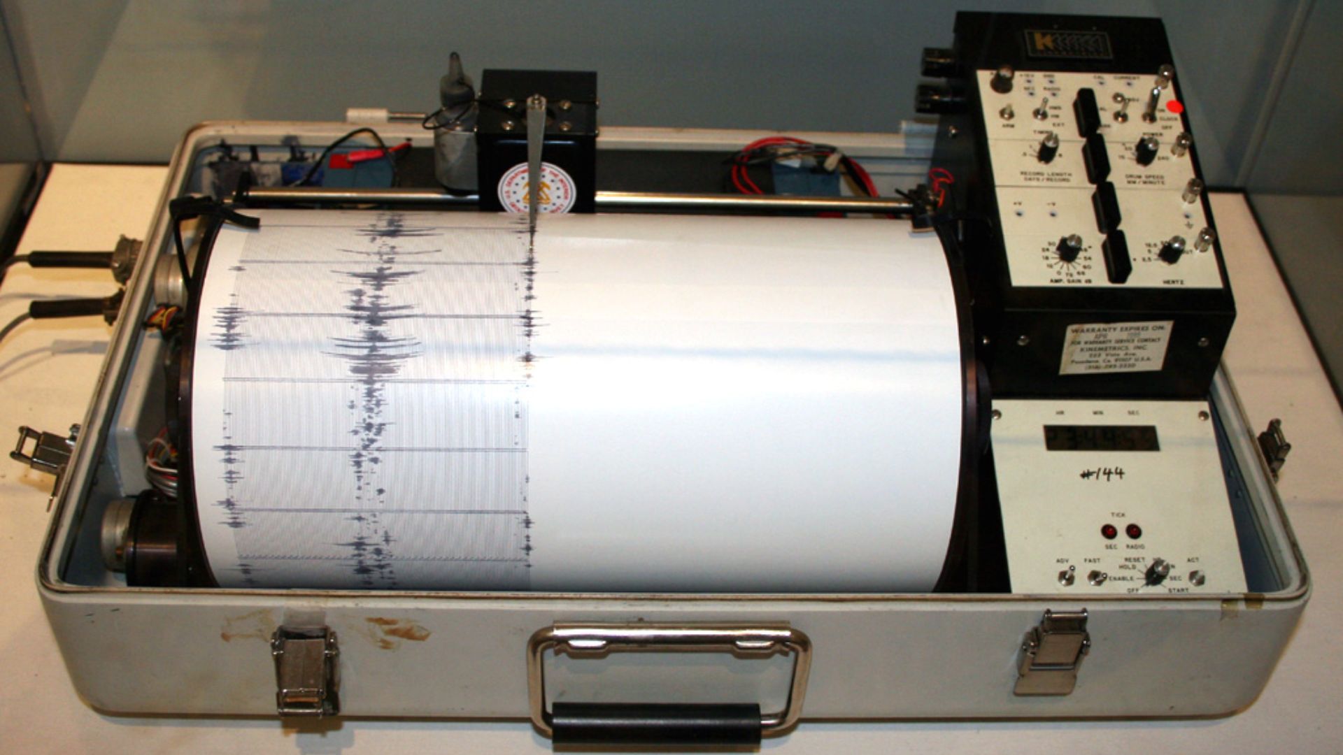 File:Kinemetrics seismograph.jpg