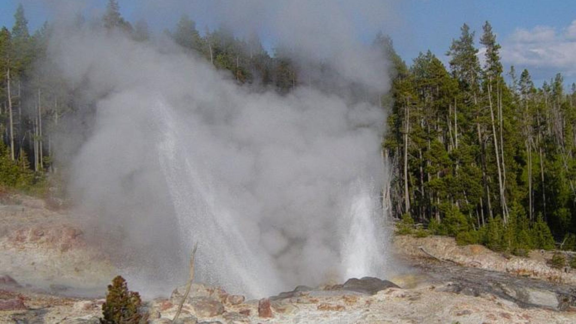 File:Steamboat Geyser at Norris Geyser Basin in Yellowstone-750px.JPG