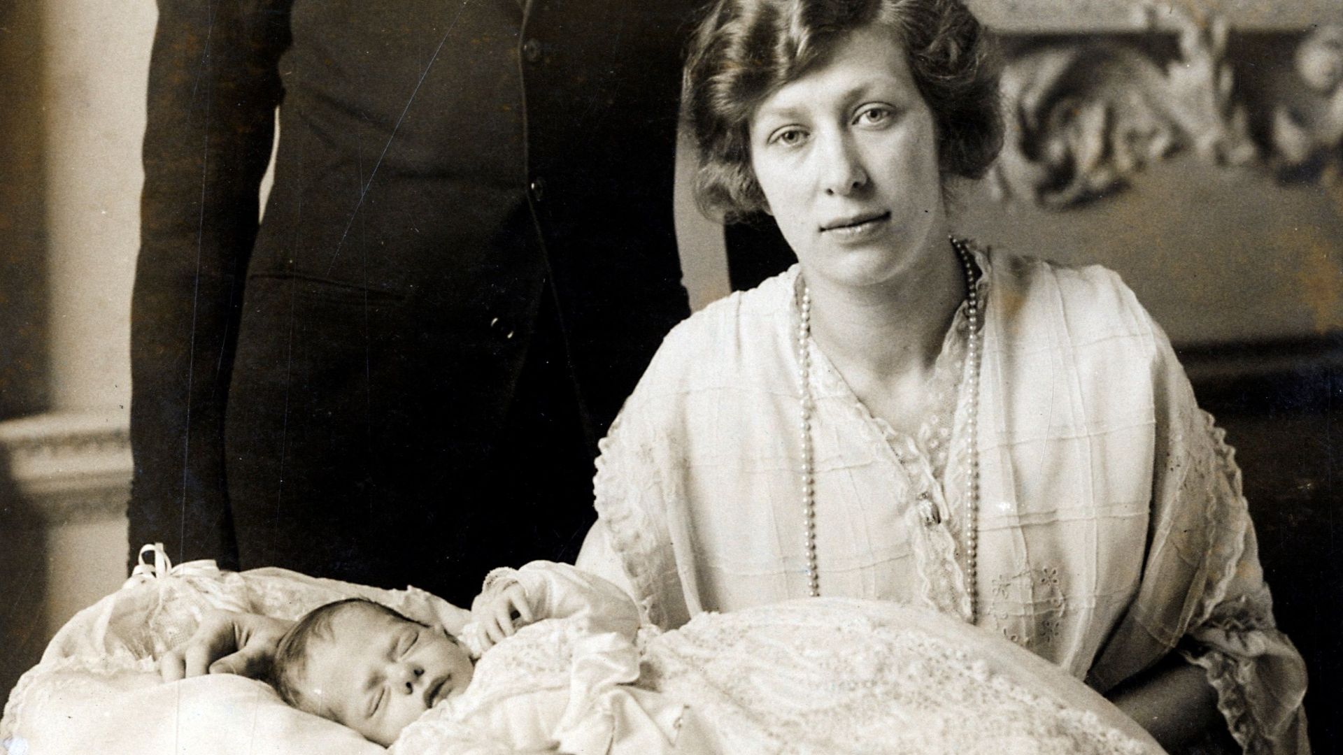File:Prinses Mary en haar man Viscount Lascelles met hun baby, George Henry Hubert, op de voorgrond in, SFA022822394.jpg
