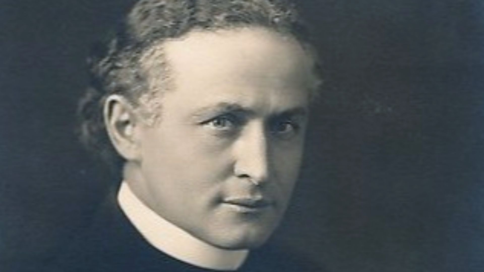 File:Harry Houdini by LaPine Studios, 1915.png