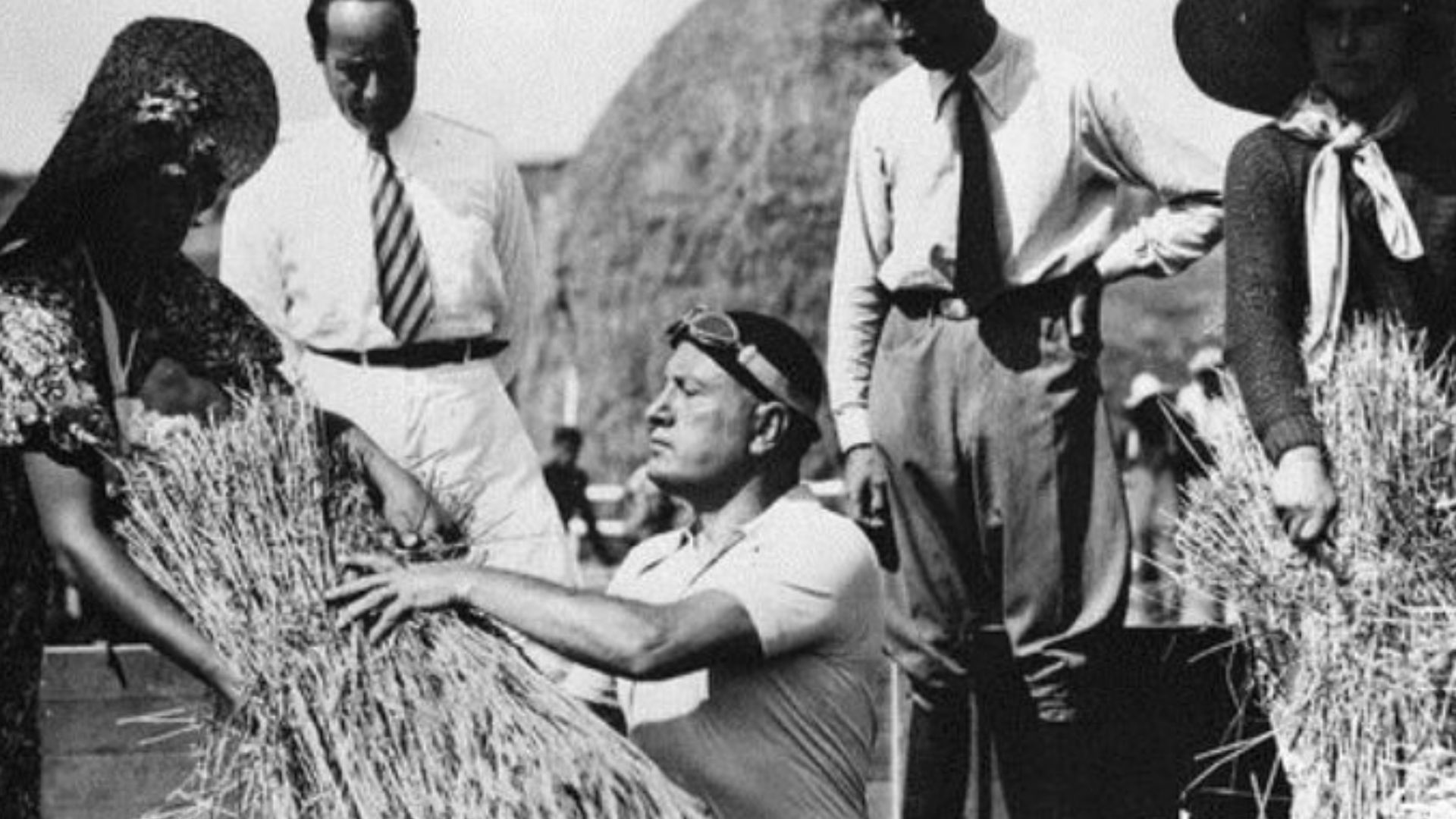 File:Benito Mussolini threshing wheat 01.jpg