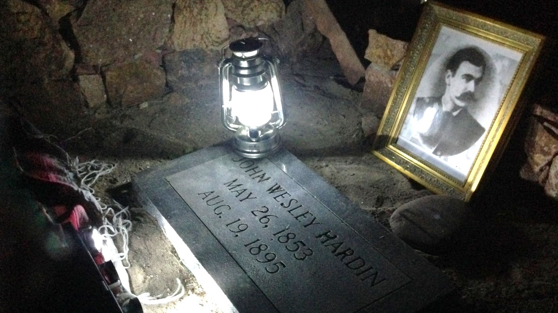 File:John Wesley Hardin grave on Day of the Dead at Concordia Cemetery.jpg