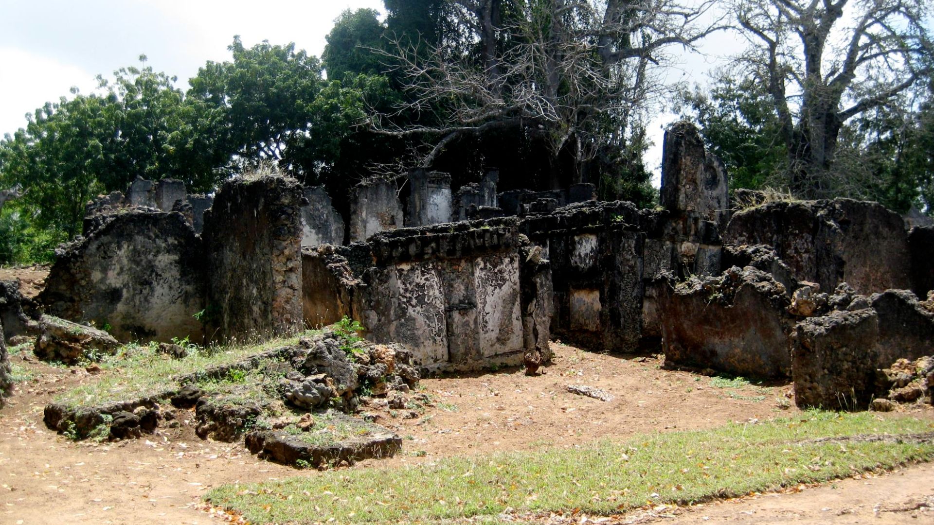File:Tongoni Ruins.jpg