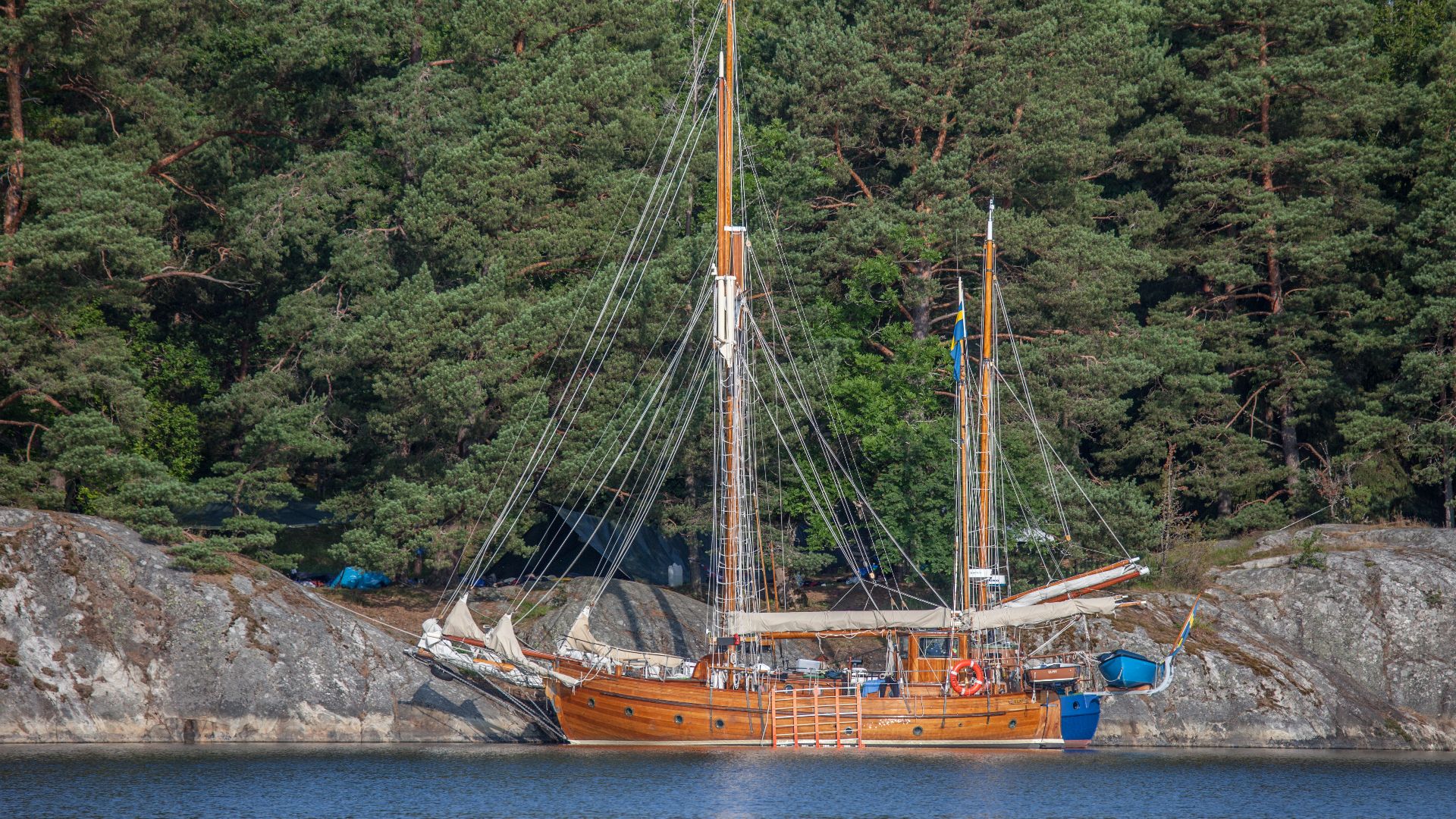 File:Wooden boat.jpg