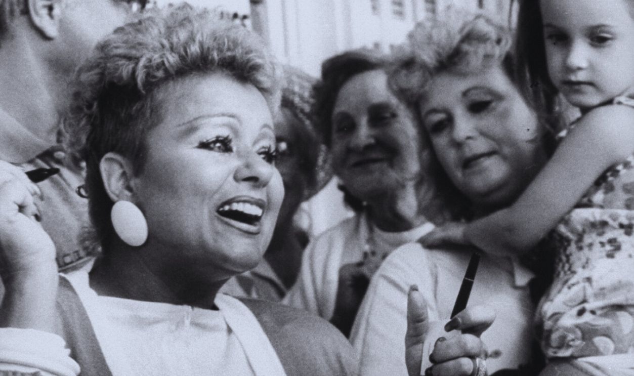 Gettyimages - 50420646, Mrs. James Bakker Wife of disgraced PTL evangelist Jim Bakker, Tammy Faye Bakker, autographing t-shirts of supporters, outside the HQ of the Covenant Ministries, the latest Bakker movement, at the Carousel shopping center. 