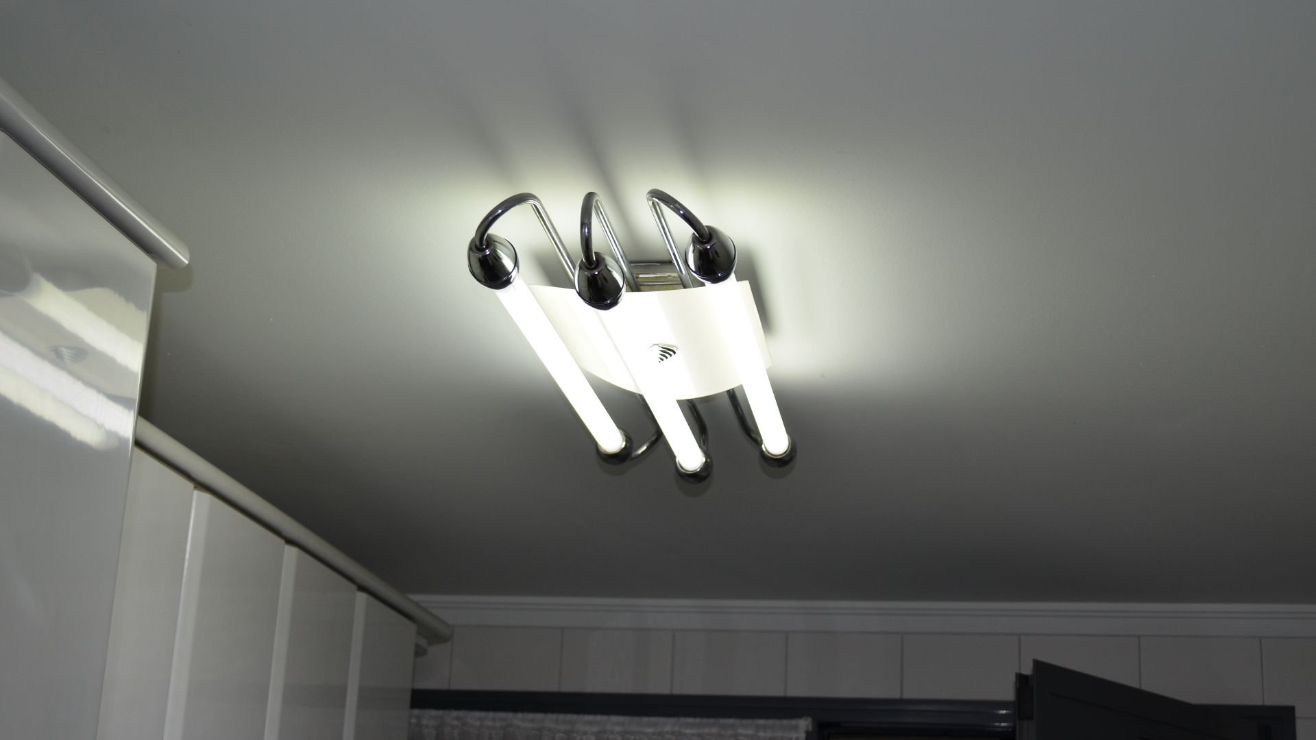 File:Lámpara de cocina encendida.JPG