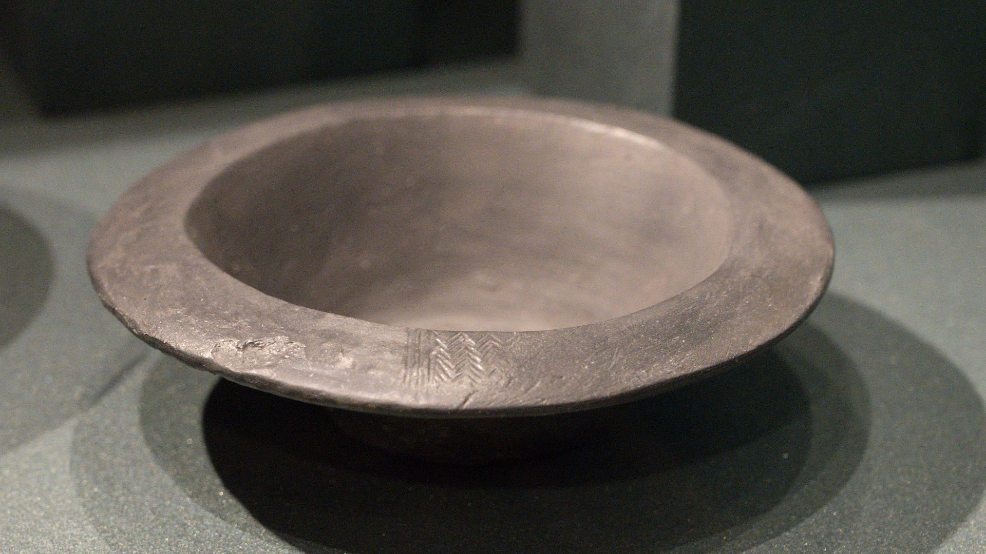 File:Pottery, end of Bronze Age, Štítary culture, City of Prague Museum, 200257.jpg