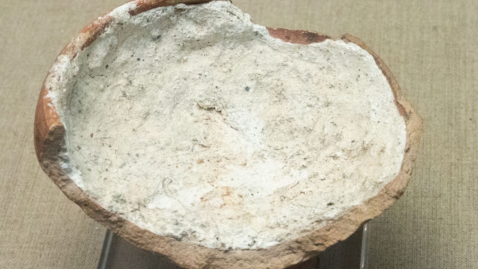 File:Pottery fragment calcium plaster, Akrotiri, 1700-1600 BC, PMTh, 176589.jpg