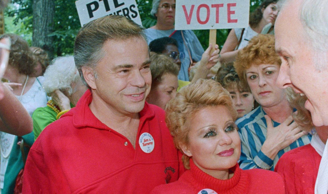 Gettyimages - 517788216, Jim and Tammy Bakker Listening to Reporters 