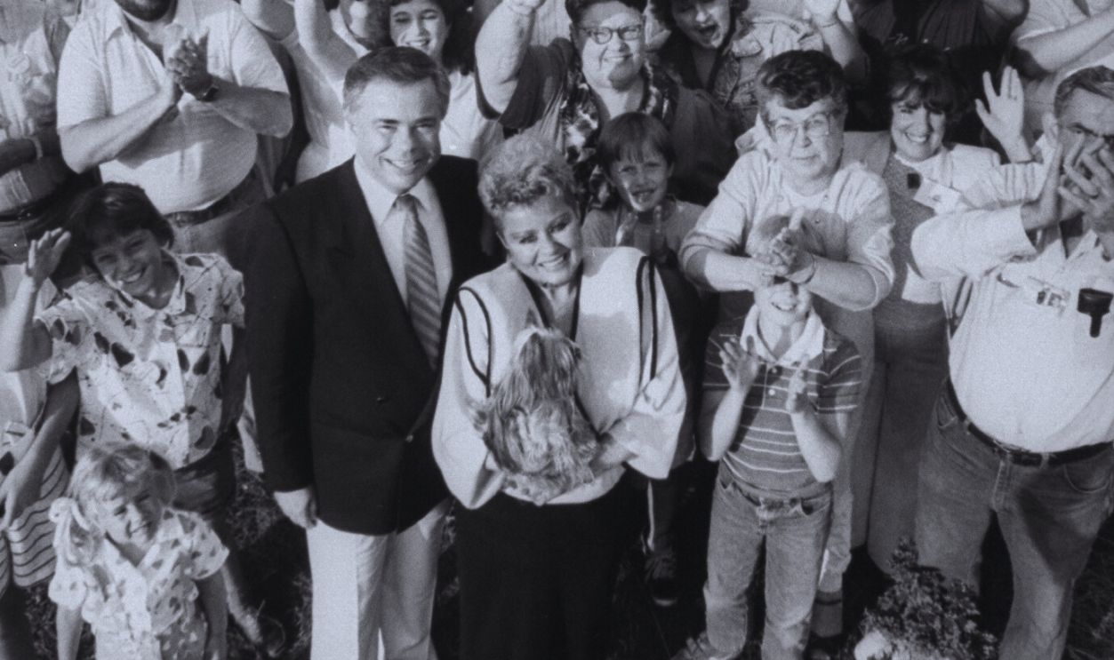 Gettyimages - 50583756, James Bakker [& Wife] Overhead portrait of disgraced PTL evangelist Jim Bakker and his wife Tammy Faye, surrounded by members of the Bring Bakkers Back (BBB) group, outside the HQ of the New Covenant Ministries, the latest Bakker movement, at the Carousel shopping center. 