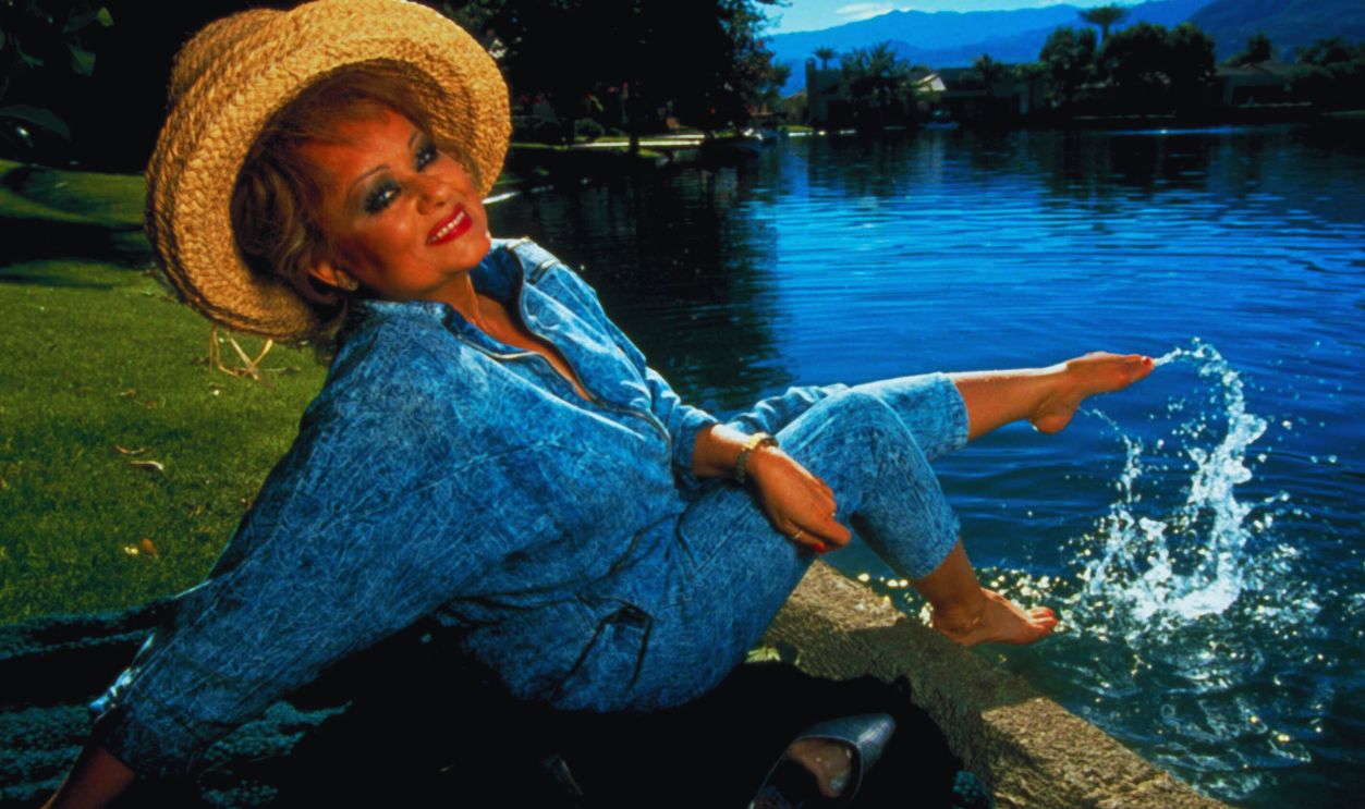 Gettyimages - 50478860, Tammy Faye Messner TV talk show host Tammy Faye Messner (formerly Baker) dipping bare feet in lake nr. her home. 