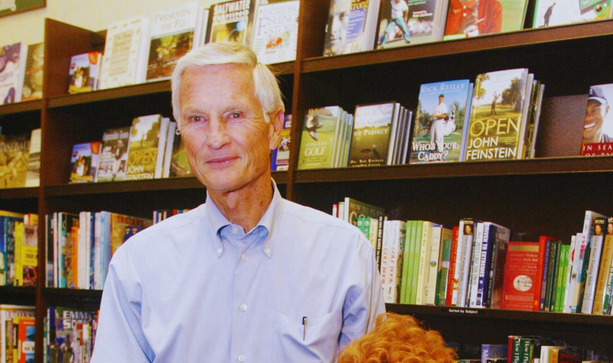 Gettyimages - 2501820, Tammy Faye Book Signing LOS ANGELES - SEPTEMBER 16: Tammy Faye Messner and her husband Roe pose at a book signing party for her new book on September 16, 2003 in Los Angeles, California. Tammy Faye's newly released book is called 