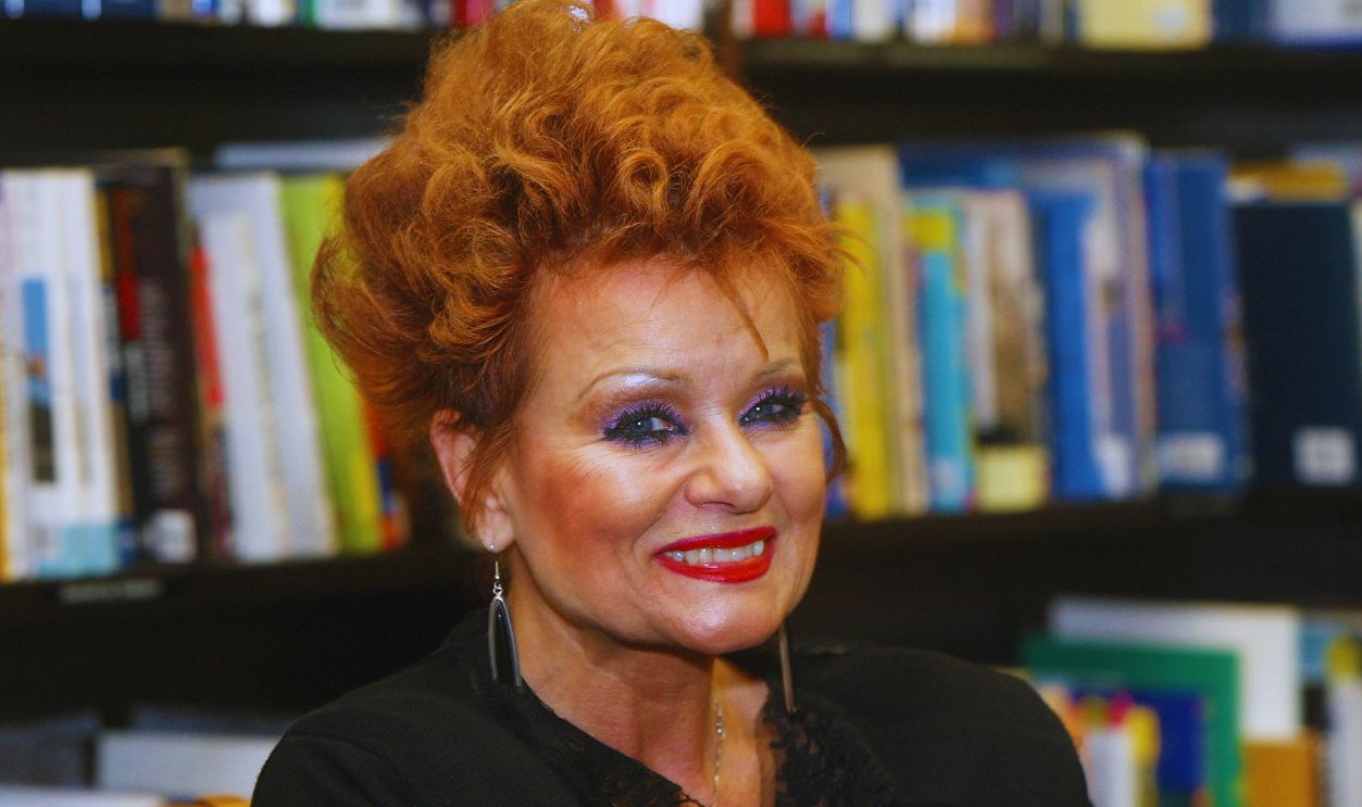 Gettyimages - 2501814, Tammy Faye Book Signing LOS ANGELES - SEPTEMBER 16: Tammy Faye Messner poses at a book signing party for her new book on September 16, 2003 in Los Angeles, California. Tammy Faye's newly released book is called 