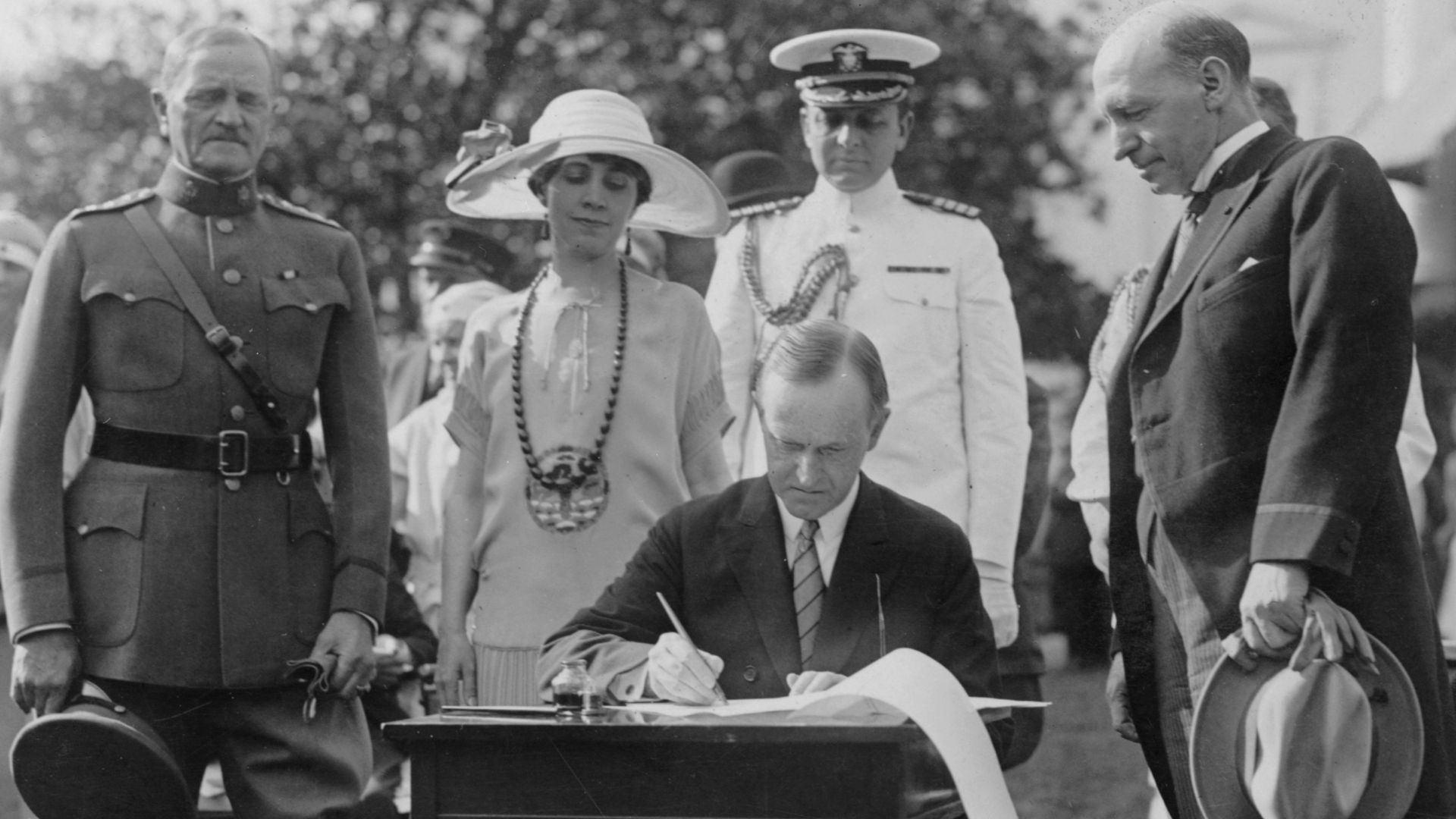 Title: President Coolidge signing appropriation bills for the Veterans Bureau on the south lawn during the garden party for wounded veterans
Abstract/medium: 1 photographic print.