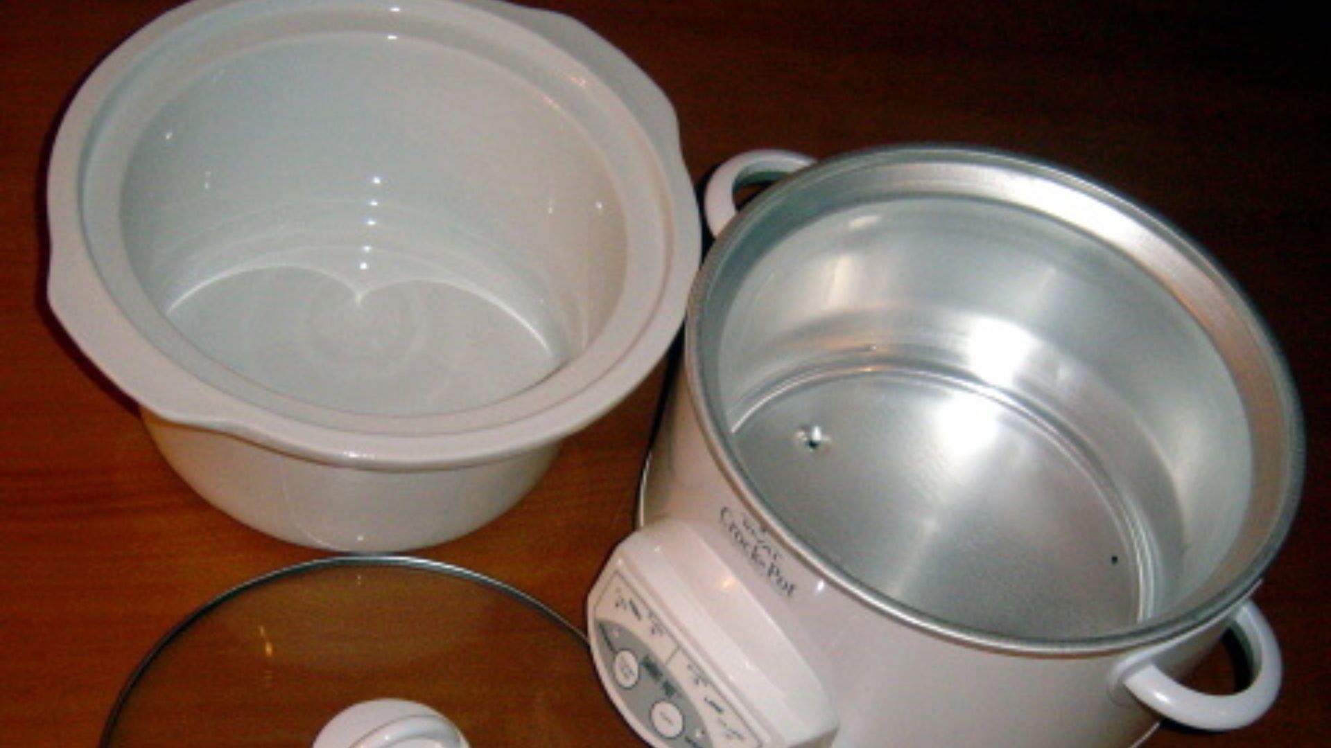 Slow Coooker/ Crock pot's parts
This photo depicts the major parts of a crock-pot, namely the heating component, the ceramic pot and a glass lid.  This particular crock-pot is made by RIVAL.