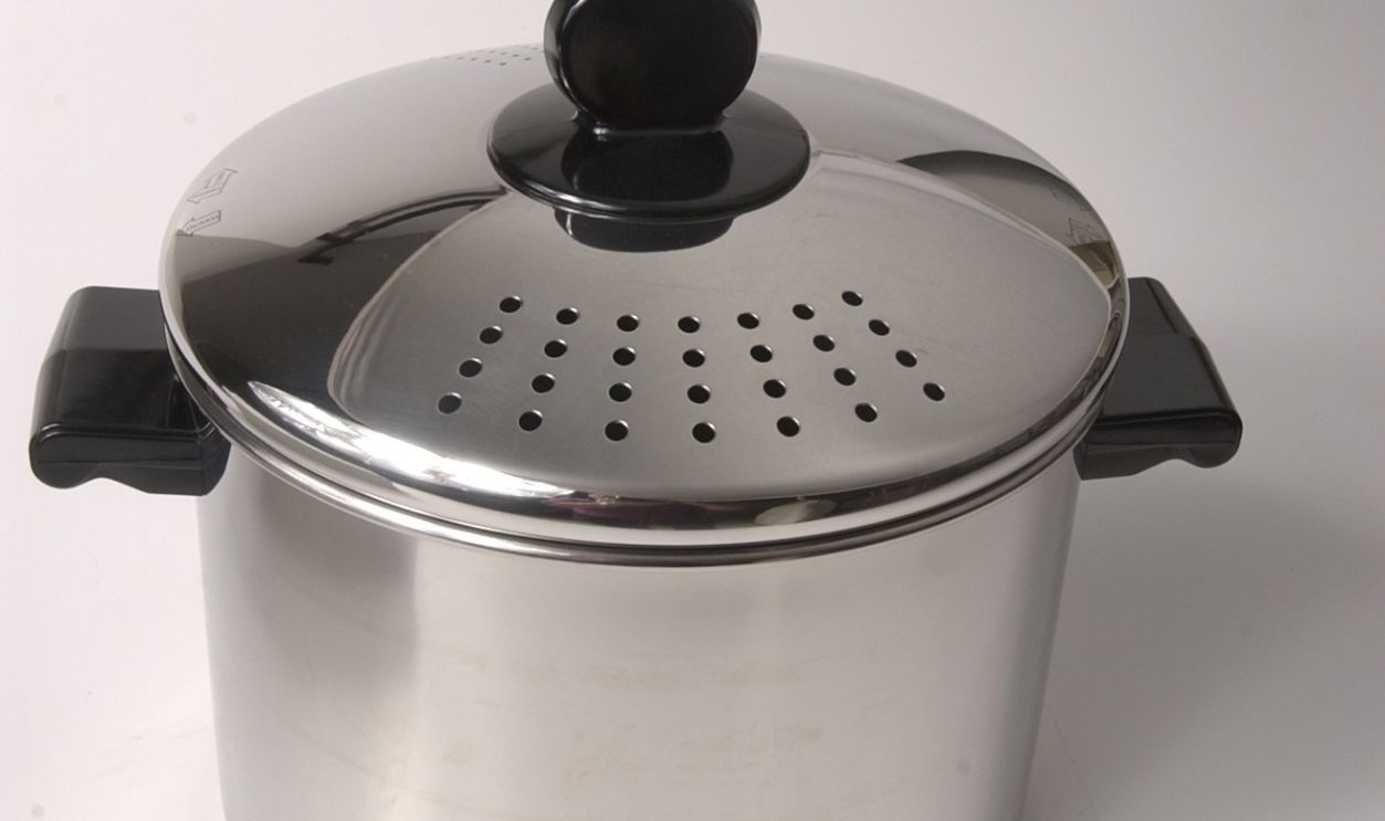 A Farberware 8qt covered stockpot from Foley's was shot in the Chronicle studio. 