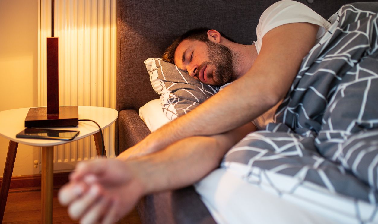 Shutterstock-2072413964, Man sleeping in bed at night