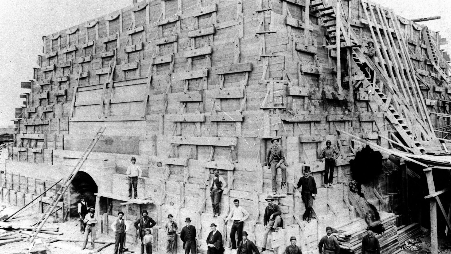 Cast-in-place concrete construction of the lower part of the pedestal of the Statue of Liberty (1885). Far left, the old substructures of Fort Wood.
