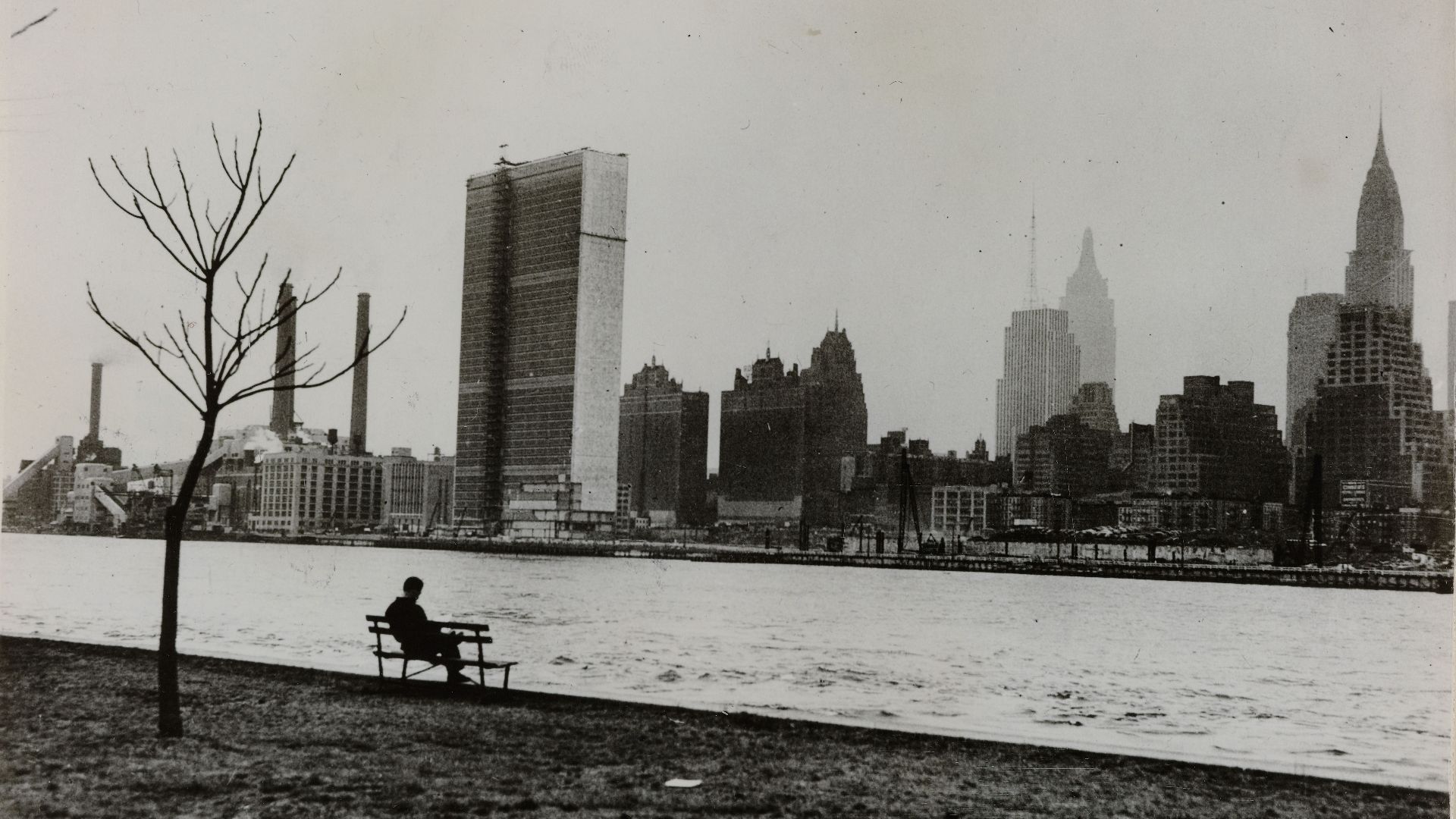 IdentificatieTitel(s): Gezicht op het hoofdkwartier van de Verenigde Naties aan de East River in Manhattan, New York United Nations site in New York nears completion. New Building seen from across the east river (titel op object)Objecttype: foto Objectnum