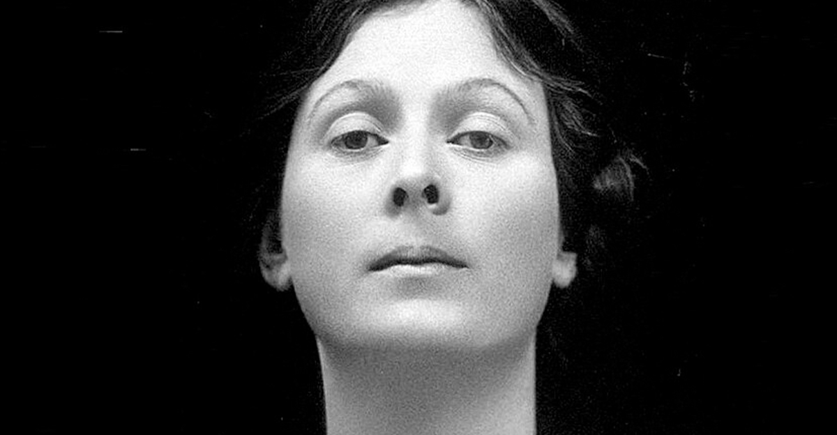 Black and white portrait of Isadora Duncan