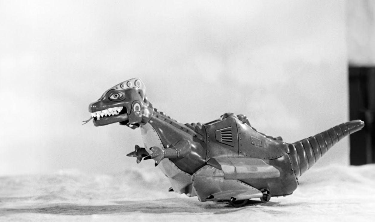Screenshot from King Zor commercial, Ideal Toy Corporation (1962)
