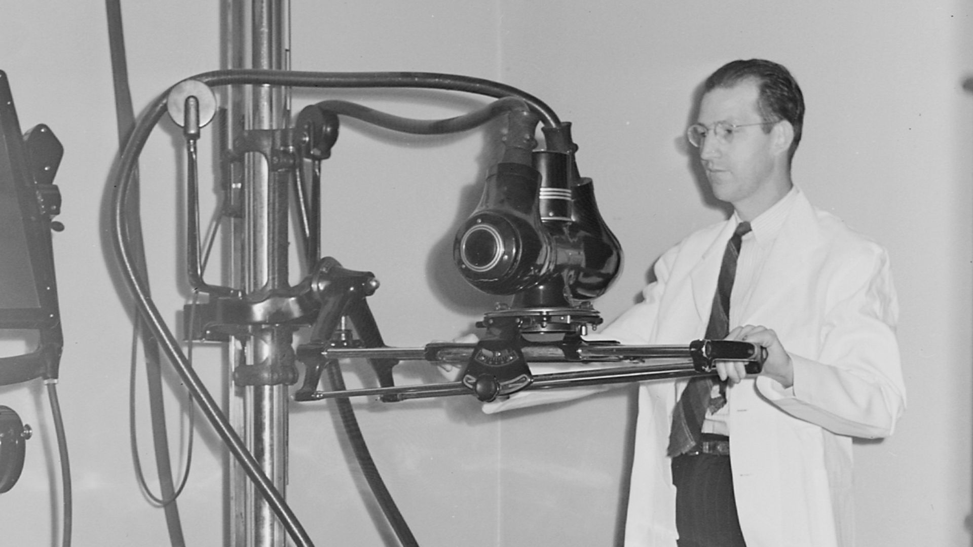File:X-Ray machine in company owned hospital is operated by laboratory technician. Inland Steel Company, Wheelwright ^1 &... - NARA - 541463.jpg
